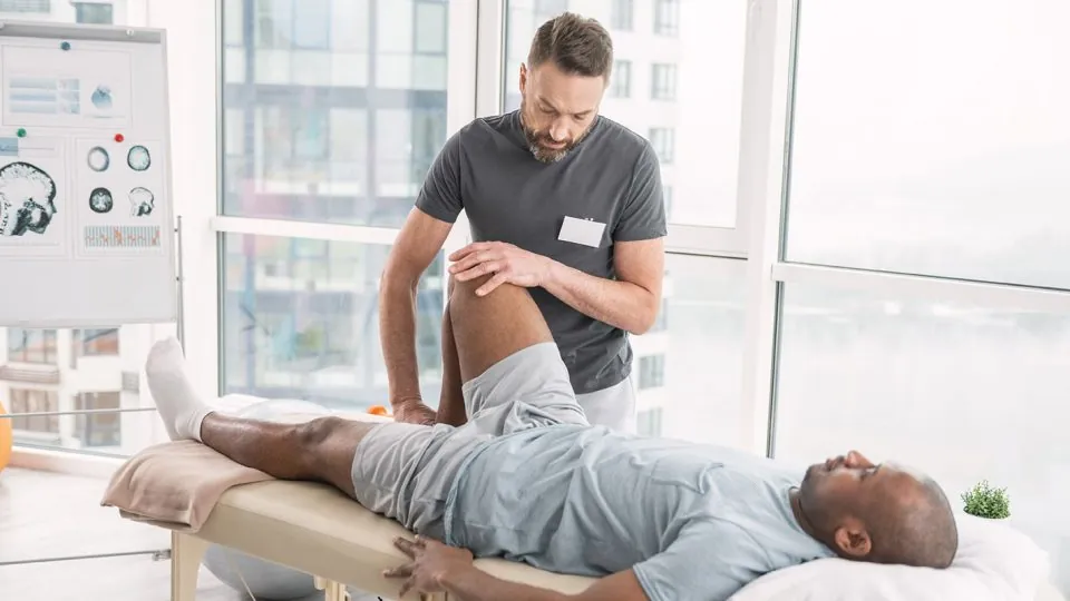 Young Man General Knee Sports PT Young Man General Knee Sports PT